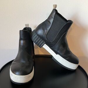 MIA 7.5 black and white boots